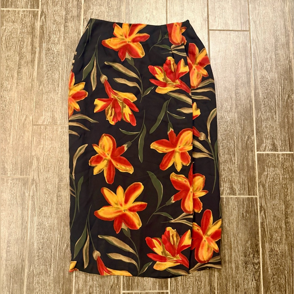 Size 8 floral pencil skirt!…